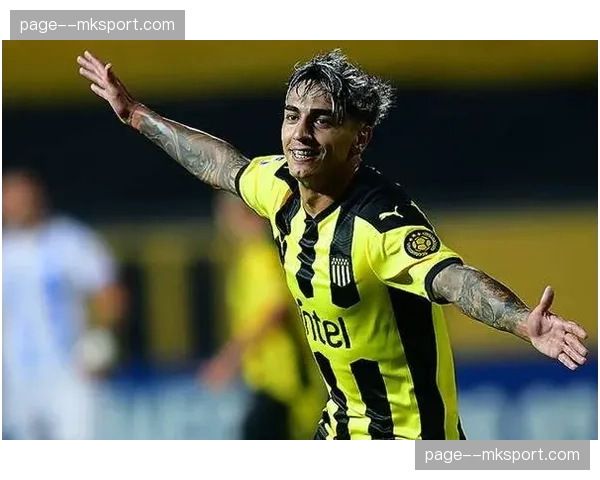 即时：吉罗纳获得前场位置极佳任意球，亚历克斯-加西亚主罚