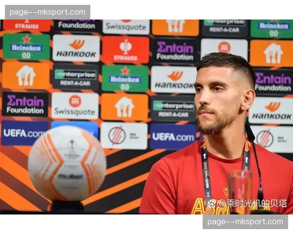 镜头故事：看台上观战的受伤罗马队长佩莱格里尼，表情凝重关注球队表现